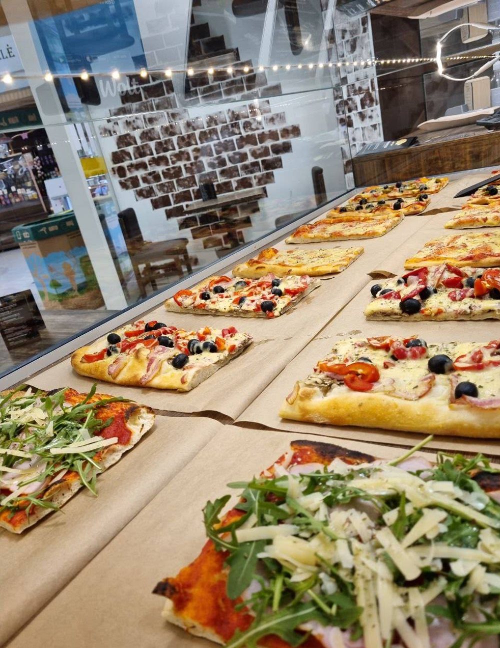 Sicilietiškos picos gabaliukais Toni Pizza vitrinoje